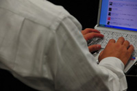 �L���҂̗��ꂩ��l����l�b�g�I��